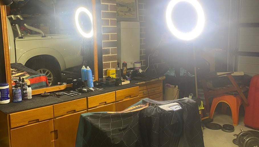 Lu_fadess beauty setup in Melbourne, Victoria, AU with ring light, mirror, and grooming tools.