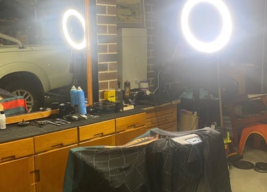 Lu_fadess beauty setup in Melbourne, Victoria, AU with ring light, mirror, and grooming tools.