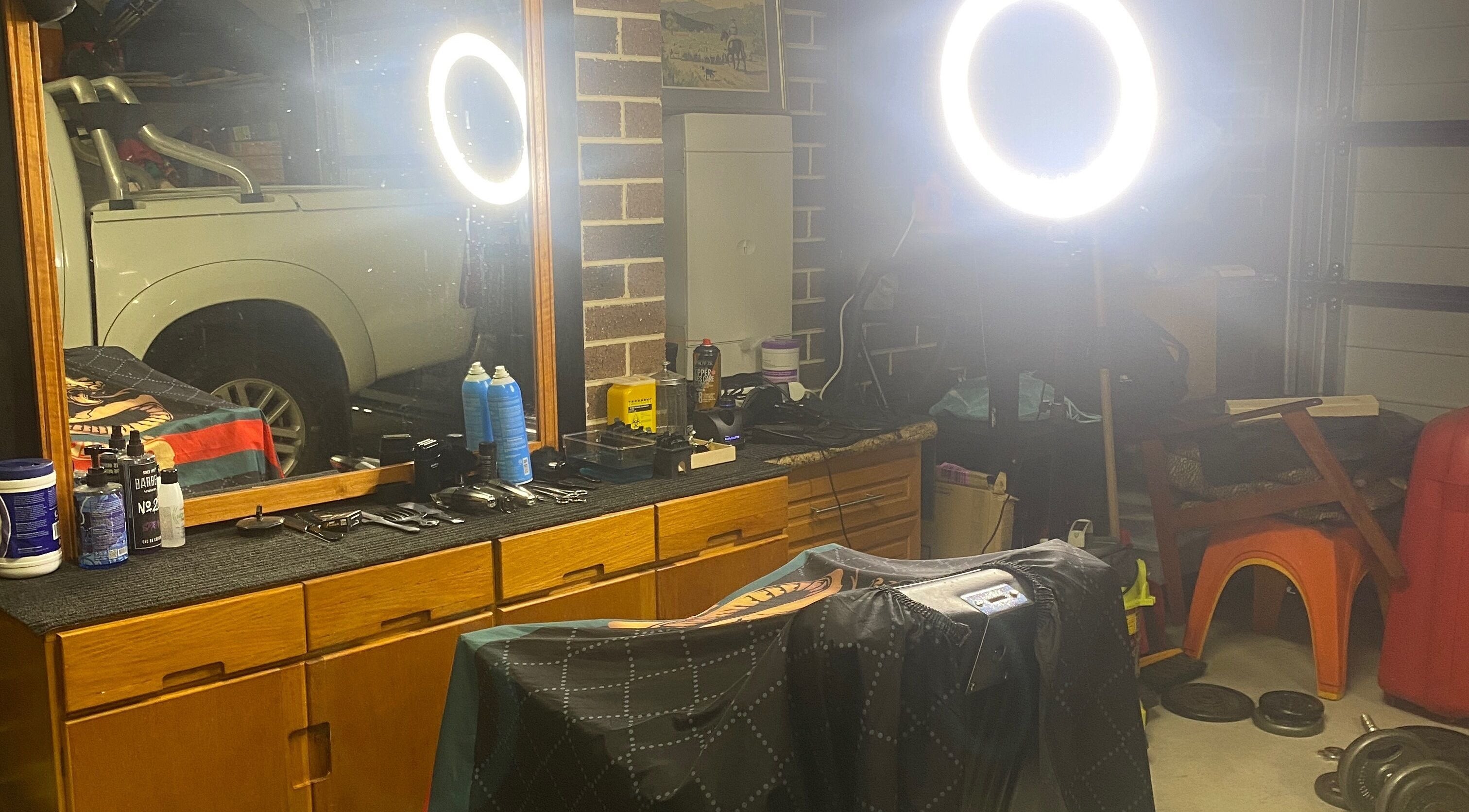 Lu_fadess beauty setup in Melbourne, Victoria, AU with ring light, mirror, and grooming tools.