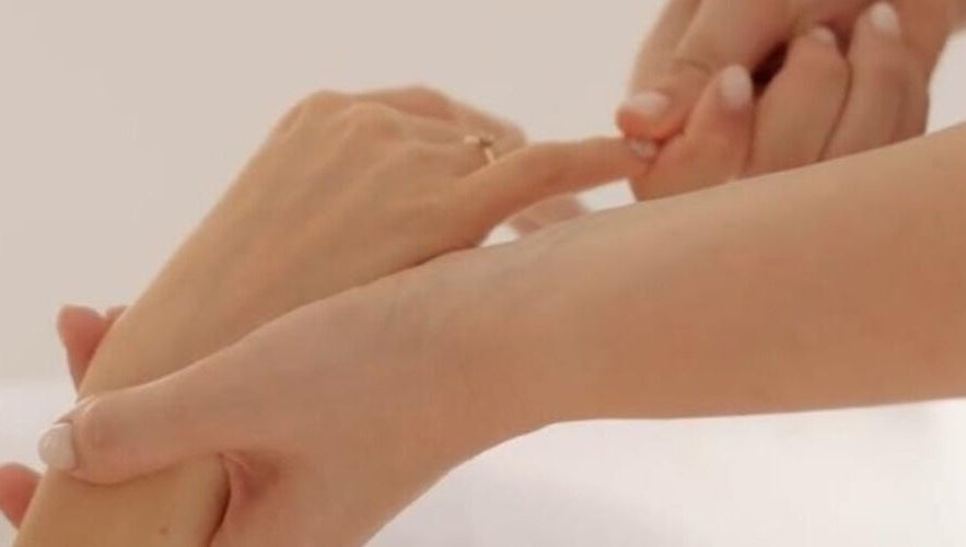 جلسة تدليك لليد في Lunelle Spa بالرياض، منطقة الرياض، تقدم تجربة استرخاء مميزة.