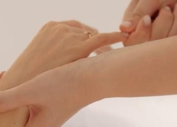 جلسة تدليك لليد في Lunelle Spa بالرياض، منطقة الرياض، تقدم تجربة استرخاء مميزة.