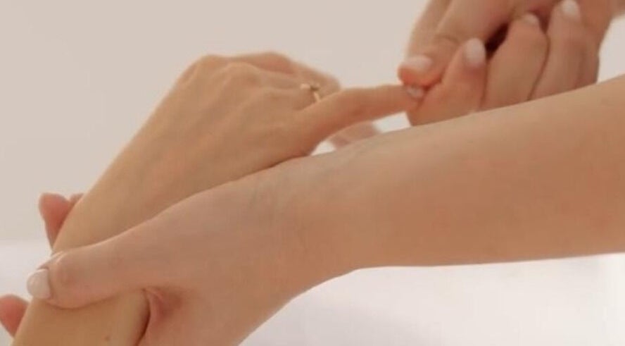 جلسة تدليك لليد في Lunelle Spa بالرياض، منطقة الرياض، تقدم تجربة استرخاء مميزة.