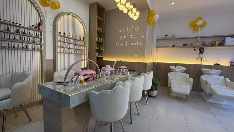 Interior moderno de Seductiva Spa en Ayacucho, Ayacucho, PE con estaciones de manicura y sillas de masaje.