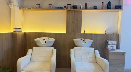 Zona de lavado en Seductiva Spa, Ayacucho, Ayacucho, PE con sillones blancos y muebles de madera.