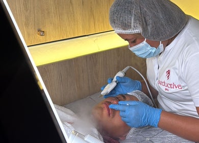 Tratamiento facial en Seductiva Spa, Ayacucho, Ayacucho, PE, realizado por esteticista profesional en ambiente relajante.