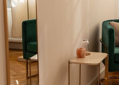 Elegancki kącik z zielonym fotelem w Irkha Massage, Warszawa, Województwo Mazowieckie, PL.