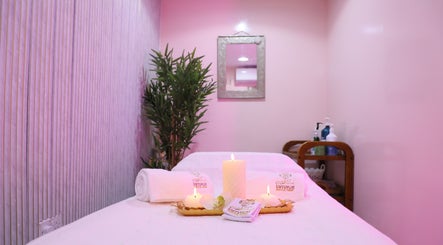 Relaxing massage room at Lamsat Magribyah Beauty Center, Doha, Al Rayyan Municipality, QA with candles and towels.