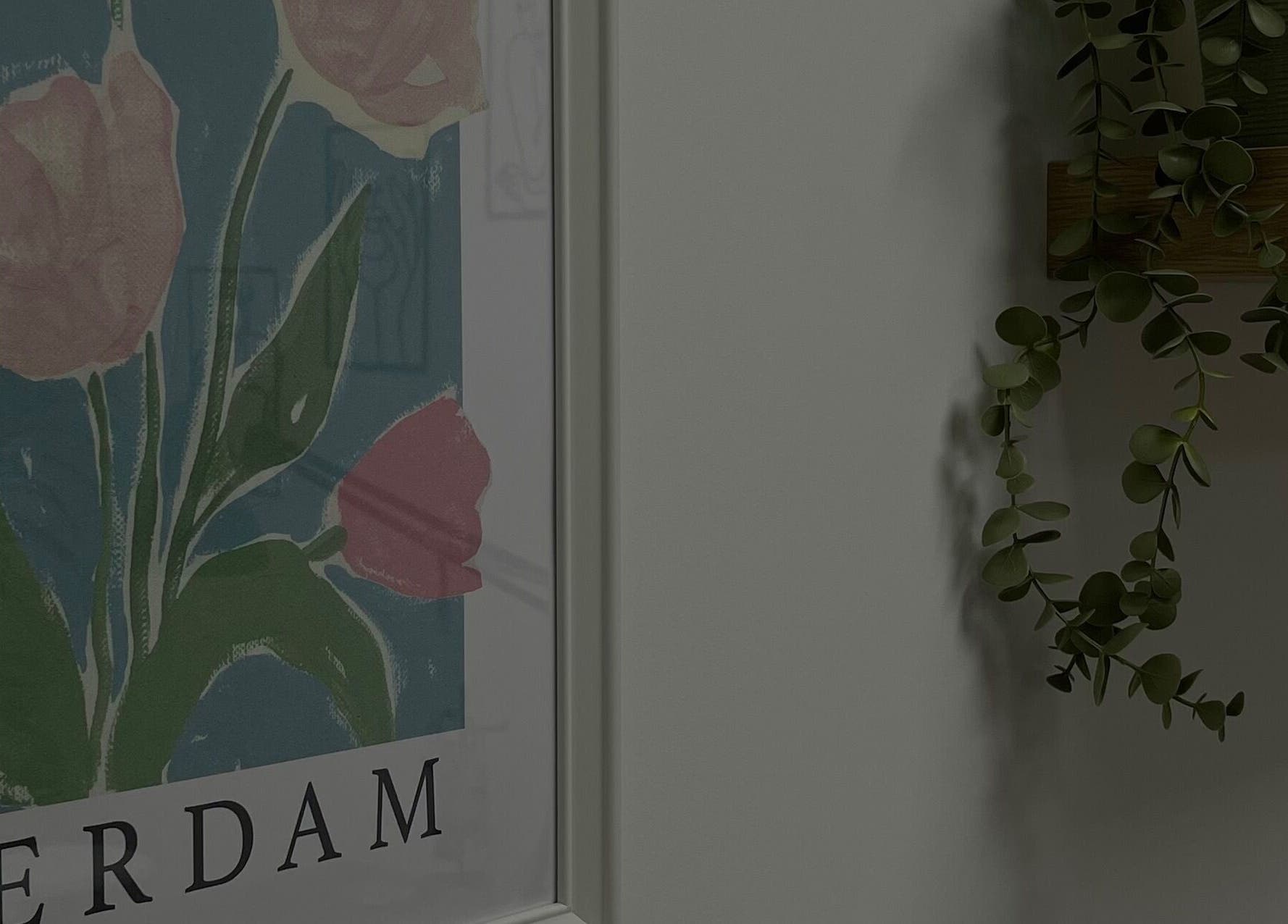 Affiche fleurie et plante suspendue chez Evandnails, La Valette-du-var, Provence-alpes-côte D'azur, FR.