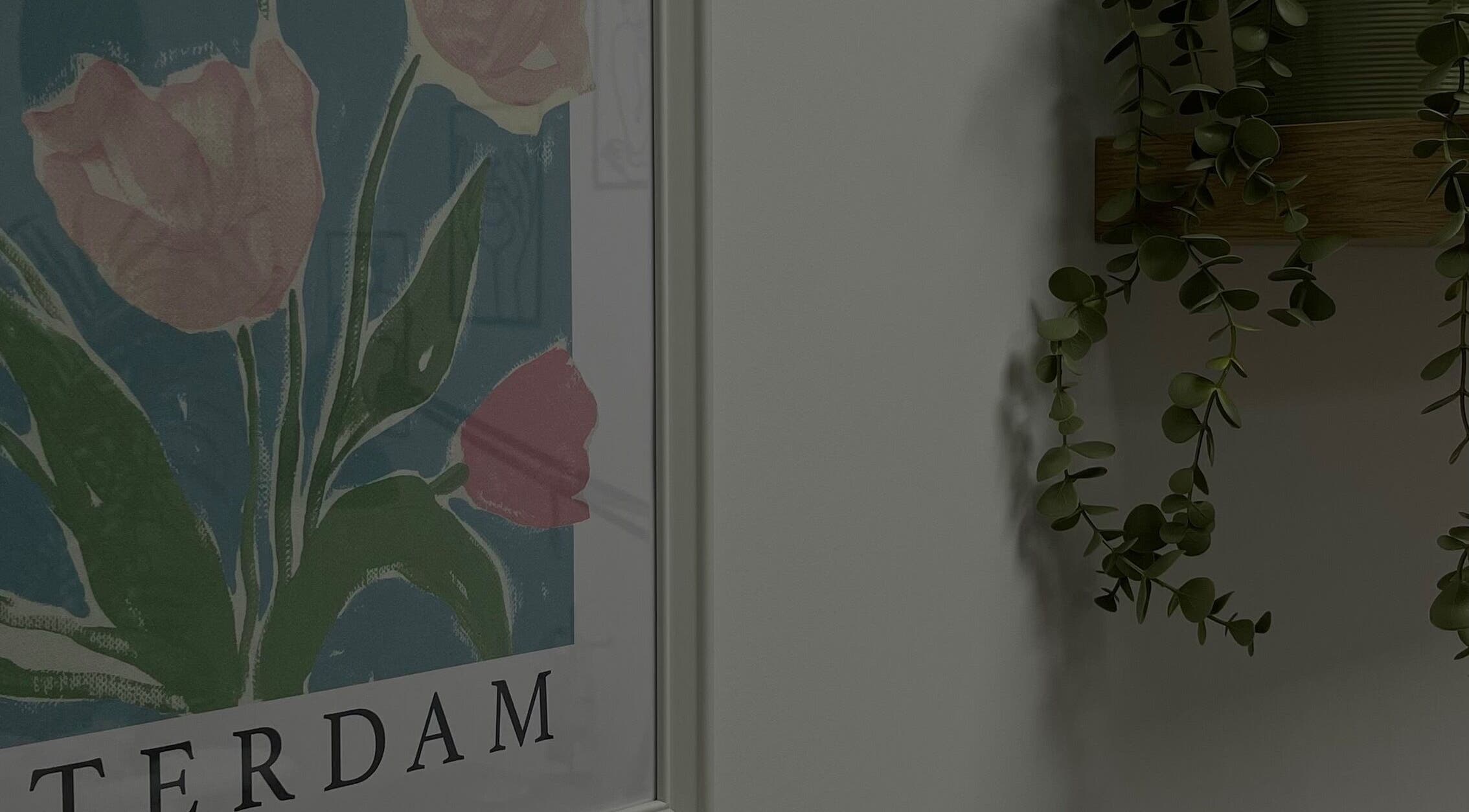 Affiche fleurie et plante suspendue chez Evandnails, La Valette-du-var, Provence-alpes-côte D'azur, FR.