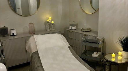 Relaxing treatment room at Aura Beauty - Oval, London, England, GB with a cozy massage table and soft lighting.