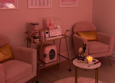 Warm, inviting lounge area at Polished By Talia, Laval, Québec, CA offering stylish comfort.