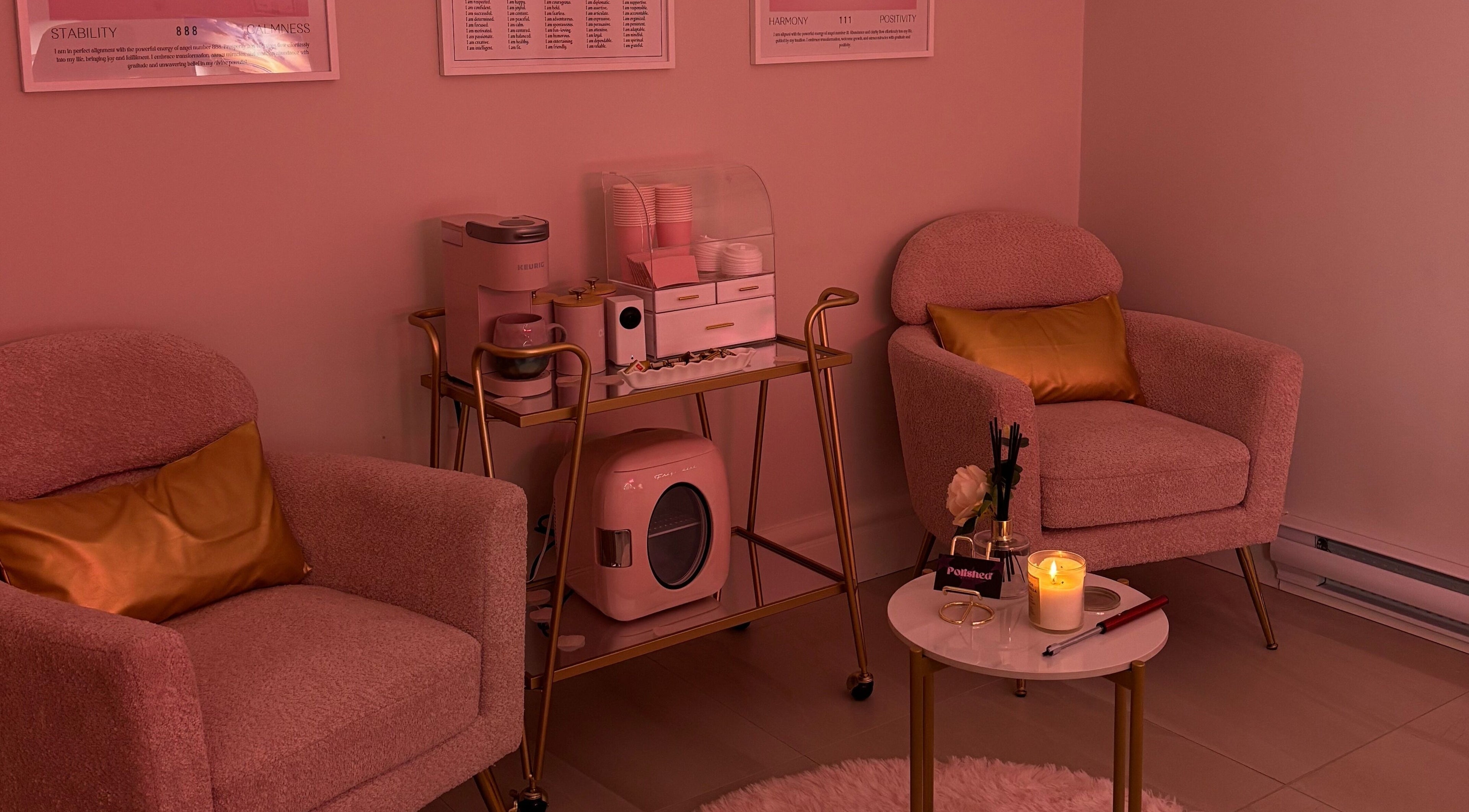 Warm, inviting lounge area at Polished By Talia, Laval, Québec, CA offering stylish comfort.