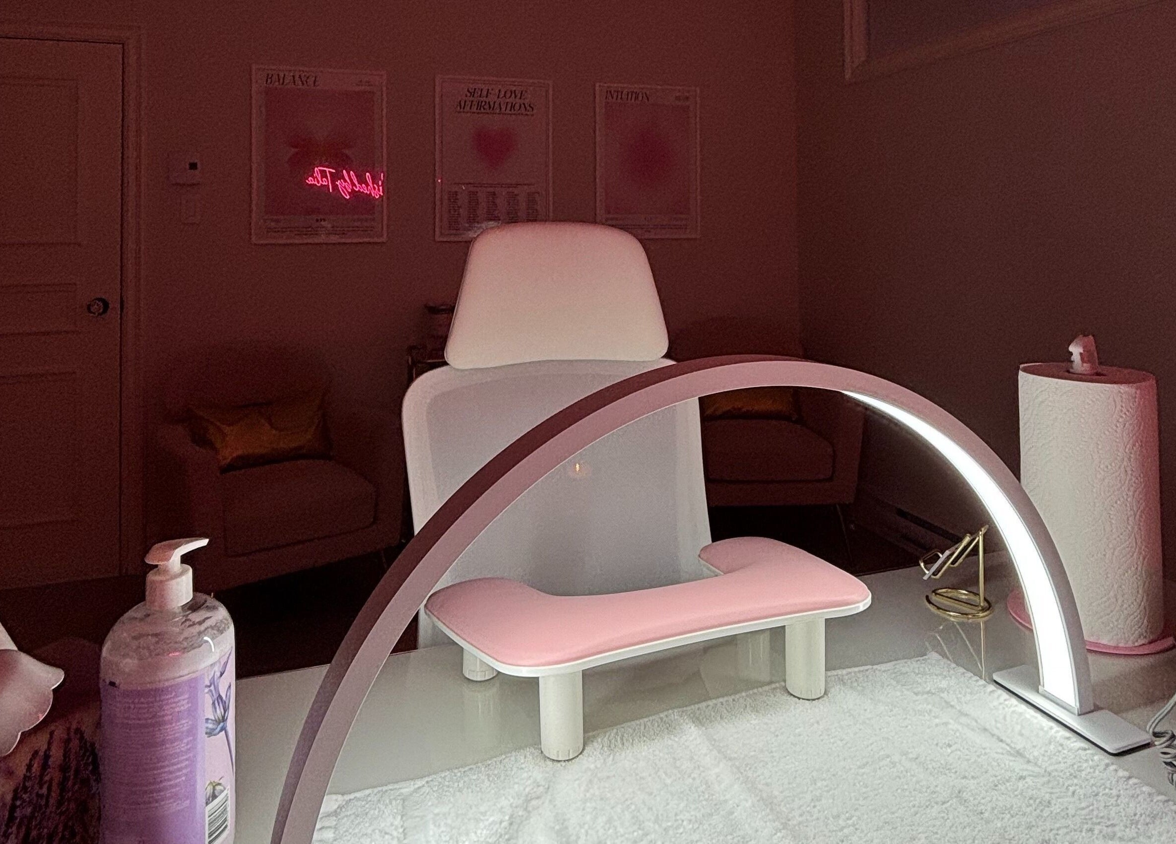 Inviting spa setup at Polished By Talia, Laval, Québec, CA, featuring a sleek chair and nail station.
