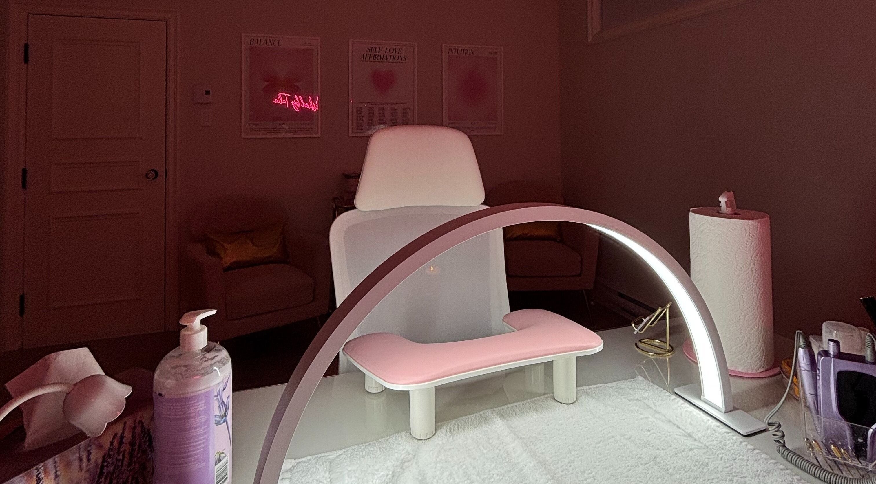 Inviting spa setup at Polished By Talia, Laval, Québec, CA, featuring a sleek chair and nail station.