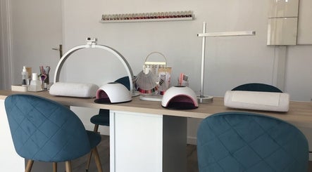 Coin manucure moderne chez Beauty Lab Tess à Coulommiers, Île-de-france, FR avec sièges bleus élégants.