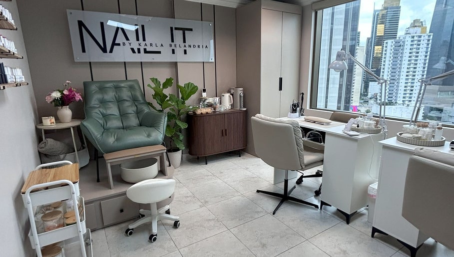 Interior de Nail It by Karla Belandria en Ciudad de Panamá, PA, mostrando sillas y estación de uñas con vista urbana.