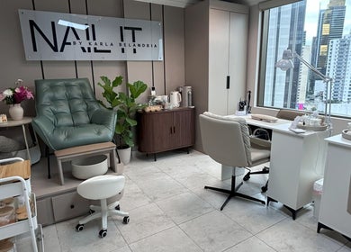 Interior de Nail It by Karla Belandria en Ciudad de Panamá, PA, mostrando sillas y estación de uñas con vista urbana.