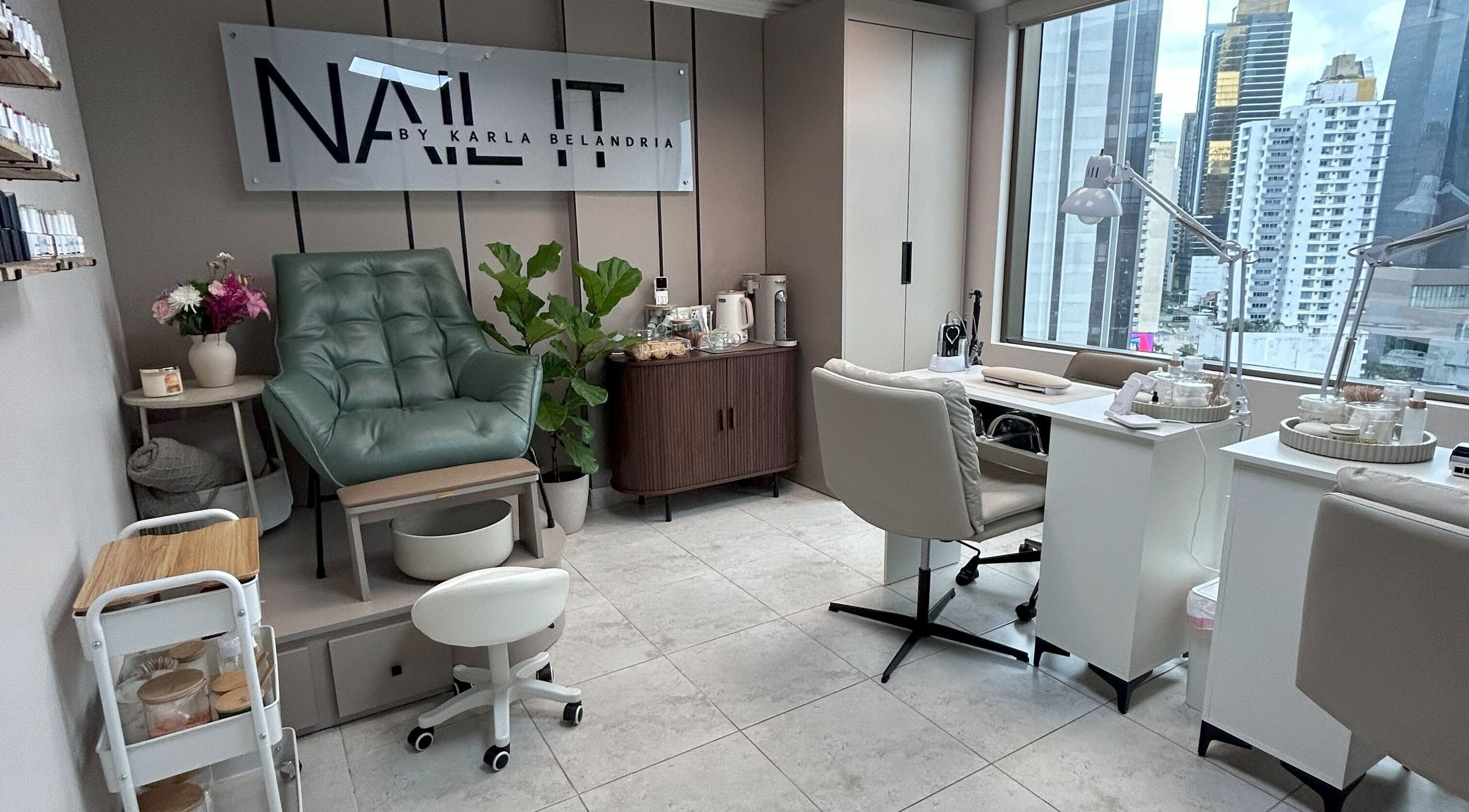 Interior de Nail It by Karla Belandria en Ciudad de Panamá, PA, mostrando sillas y estación de uñas con vista urbana.