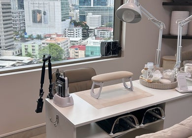 Espacio moderno de Nail It by Karla Belandria en Ciudad de Panama, PA, con vista a la ciudad.
