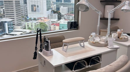 Espacio moderno de Nail It by Karla Belandria en Ciudad de Panama, PA, con vista a la ciudad.