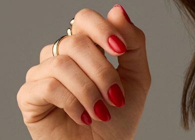 Elegante manicura roja de Nail It by Karla Belandria en Ciudad de Panama, PA: estilo y cuidado personal.
