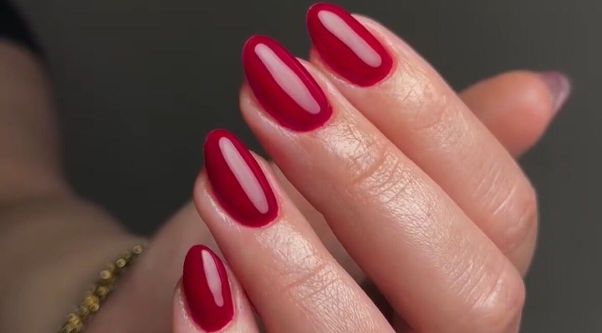 Elegantes unhas vermelhas em destaque no Amanda Figueiredo.Beauty, Porto, Porto, PT.