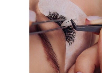 Eyelash extensions at Hair Spray Home Service in Jeddah, Riyadh Province, SA for a flawless beauty look.