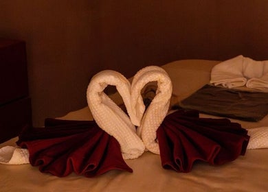 Elegant towel heart decor at Markaz Al Funoon, Riyadh, Riyadh Province, SA, enhancing a serene spa ambiance.