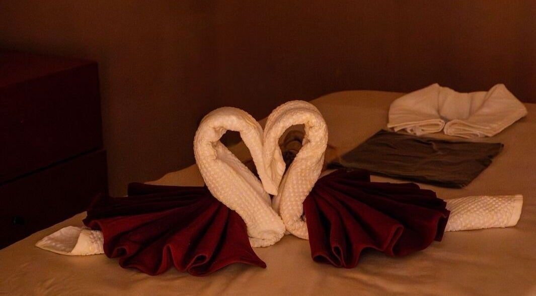 Elegant towel swan arrangement at Markaz Al Funoon, Riyadh, Riyadh Province, SA, showcasing relaxation and luxury.