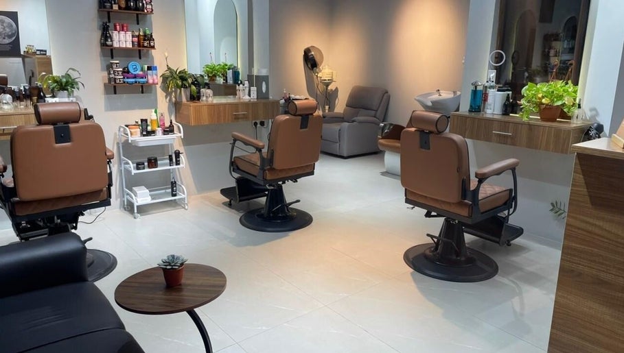 مقصورة عصرية في Caveman Barbershop, دبي، دبي، AE بأجواء مريحة وتصميم مميز.