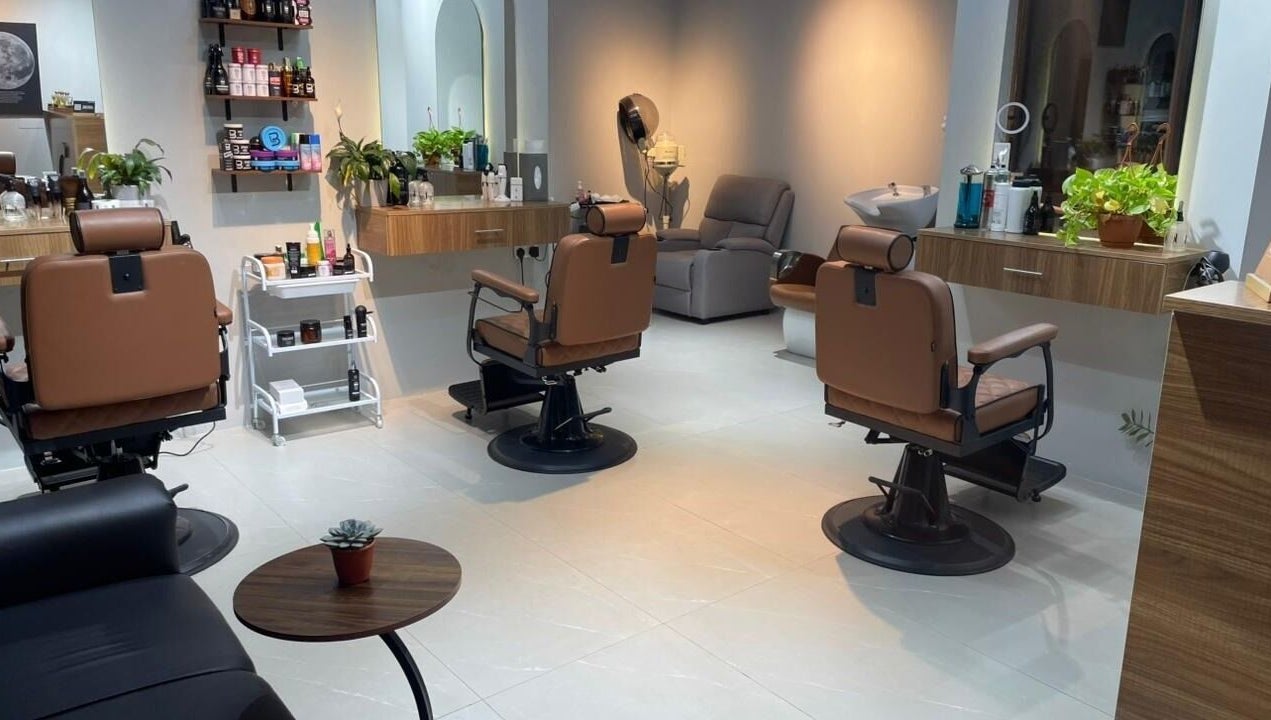 مقصورة عصرية في Caveman Barbershop, دبي، دبي، AE بأجواء مريحة وتصميم مميز.