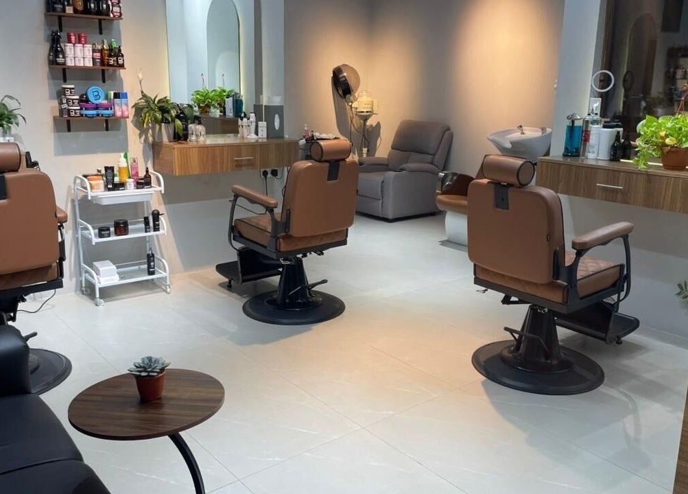 مقصورة عصرية في Caveman Barbershop, دبي، دبي، AE بأجواء مريحة وتصميم مميز.