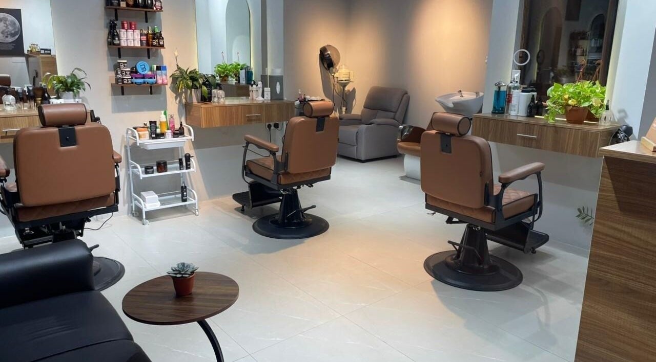 مقصورة عصرية في Caveman Barbershop, دبي، دبي، AE بأجواء مريحة وتصميم مميز.