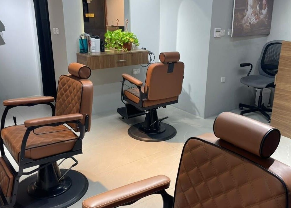 مقصورة حلاقة أنيقة في كايف مان باربر شوب، دبي، دبي، الإمارات العربية المتحدة.