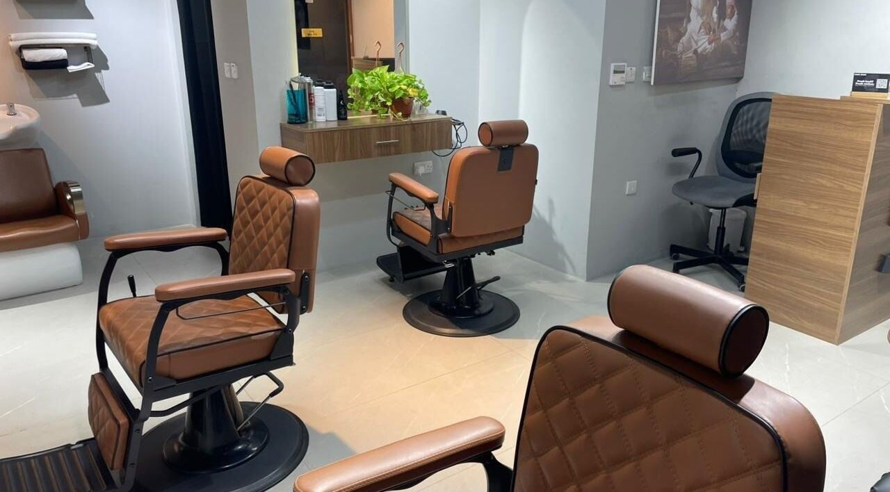 مقصورة حلاقة أنيقة في كايف مان باربر شوب، دبي، دبي، الإمارات العربية المتحدة.