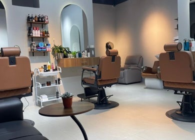 صالة حديثة في Caveman barbershop، دبي، دبي، AE، بأثاث أنيق وجو راقي.