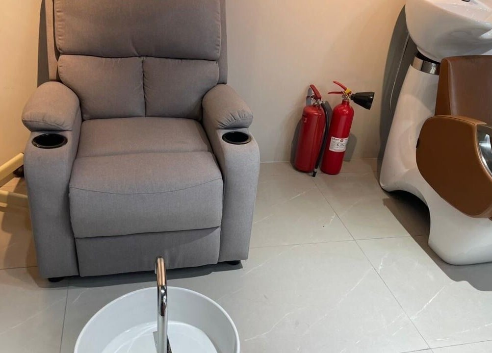 كرسي مريح في Caveman barbershop، دبي، دبي، AE، جاهز لخدمة مثالية.