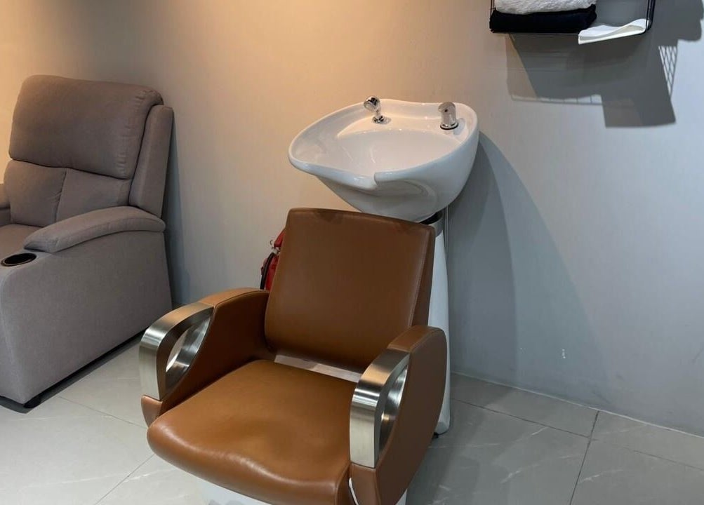 مقعد صالون فاخر في Caveman barbershop في دبي، دبي، AE، يوفر الراحة القصوى.