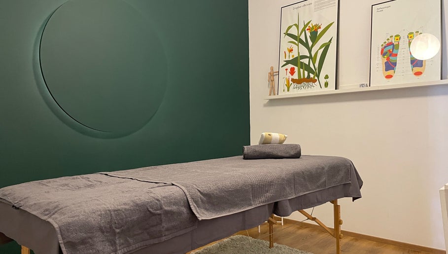 Menos es Más • Masajes y Naturopatía by Kristel obrázek 1