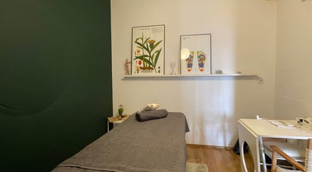 Menos es Más • Masajes y Naturopatía by Kristel obrázek 2