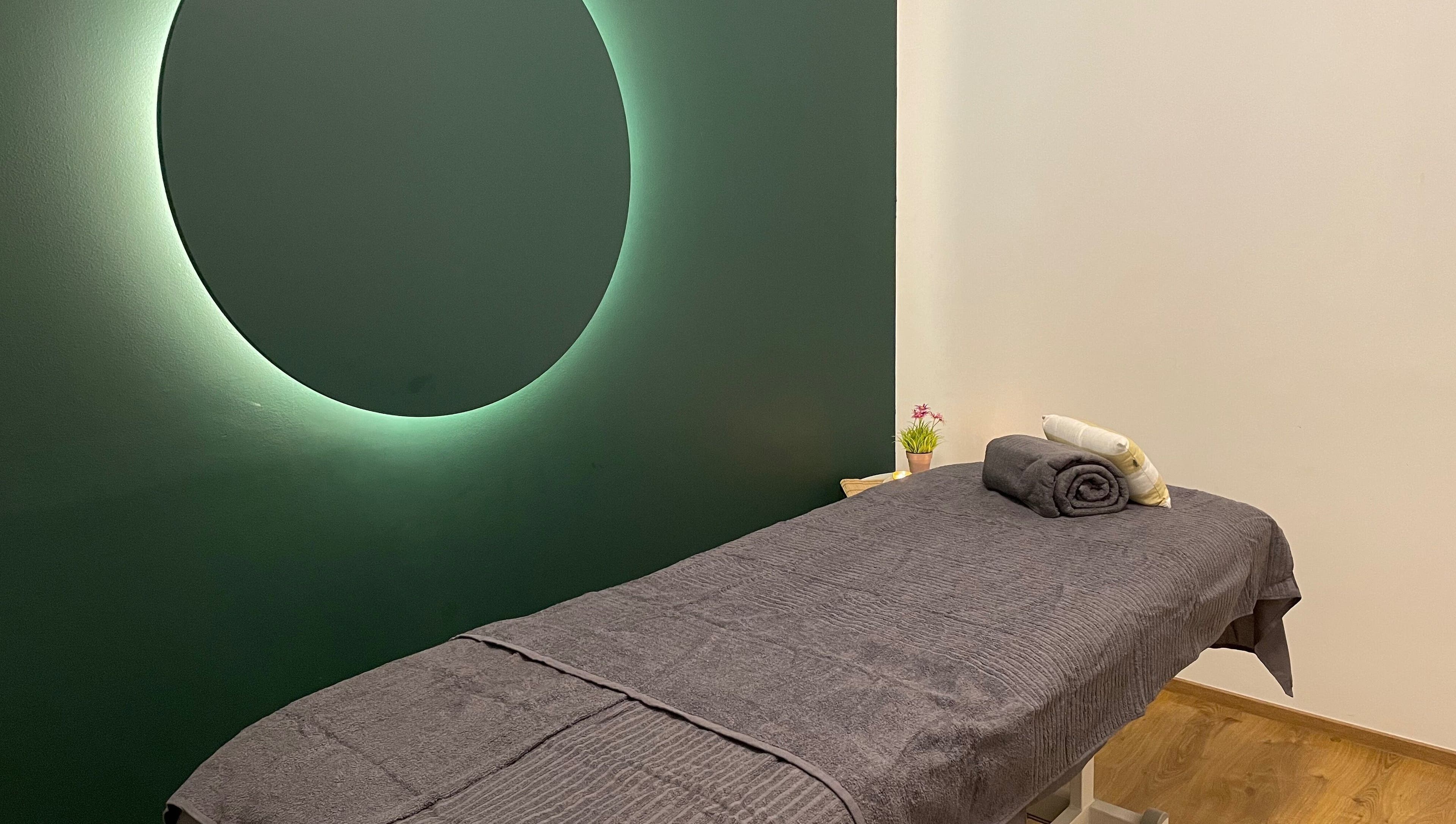 Sala de masaje de Menos es Más • Quiromasaje y Naturopatía by Kristel en Barcelona, Catalunya, ES.