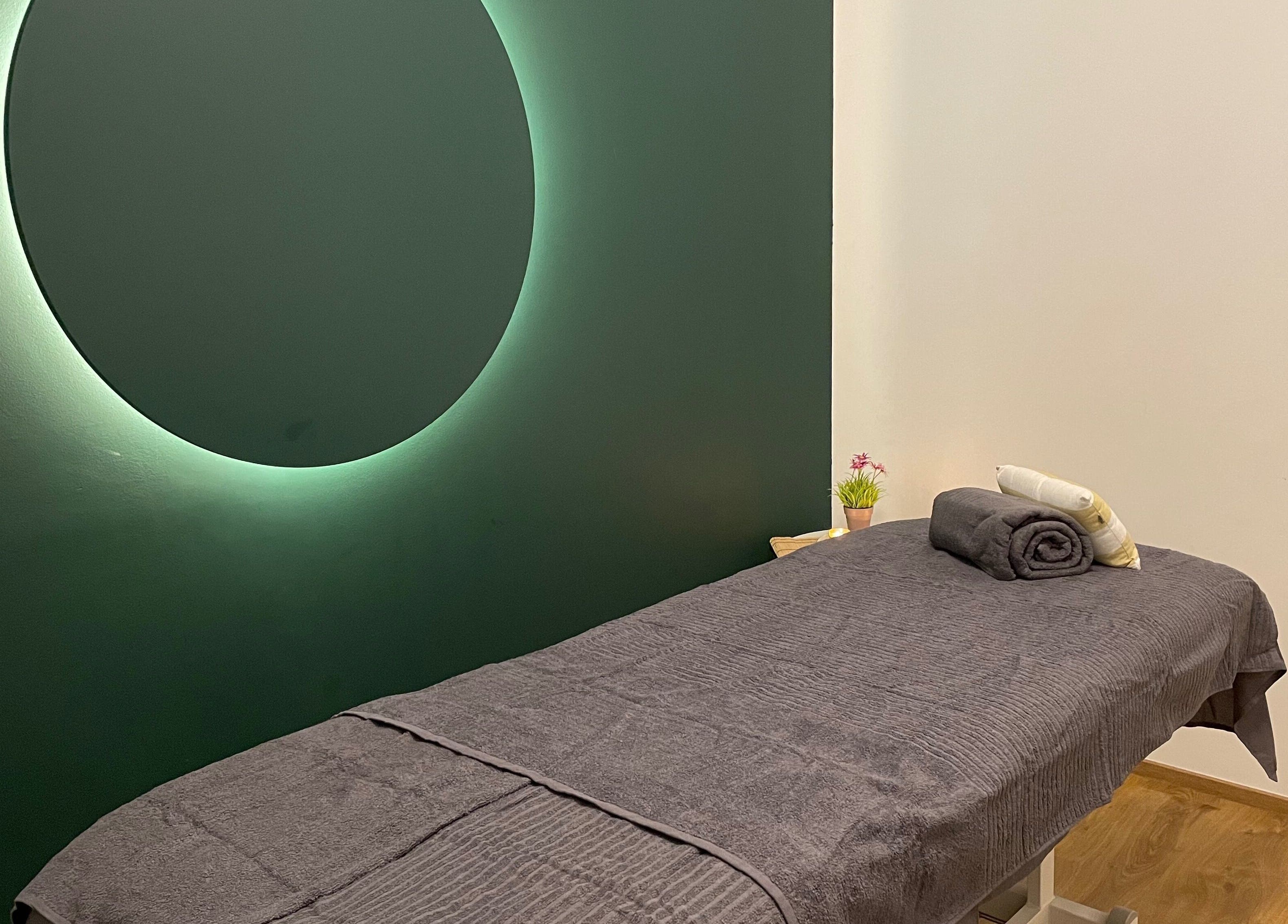 Sala de masaje de Menos es Más • Quiromasaje y Naturopatía by Kristel en Barcelona, Catalunya, ES.