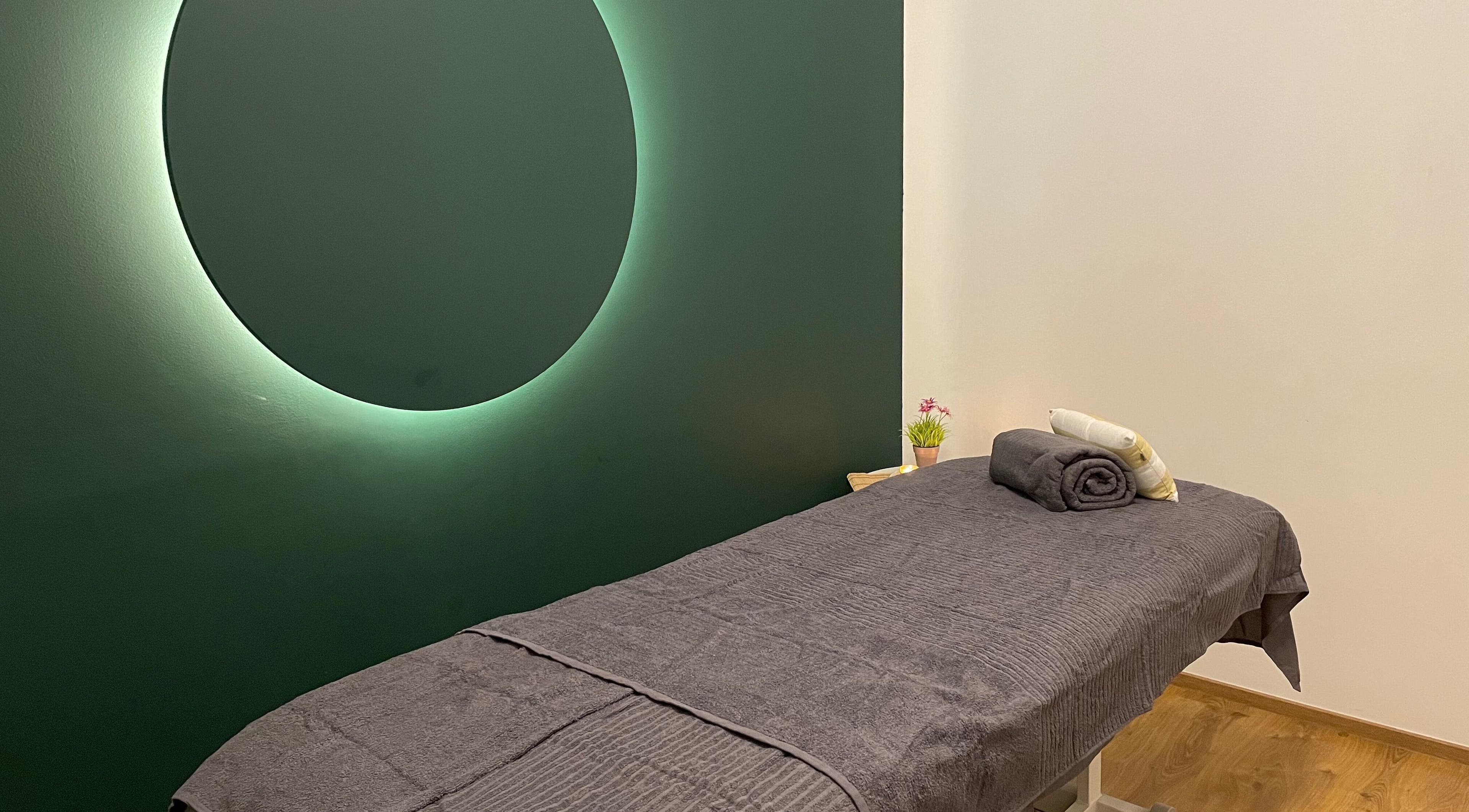 Sala de masaje de Menos es Más • Quiromasaje y Naturopatía by Kristel en Barcelona, Catalunya, ES.