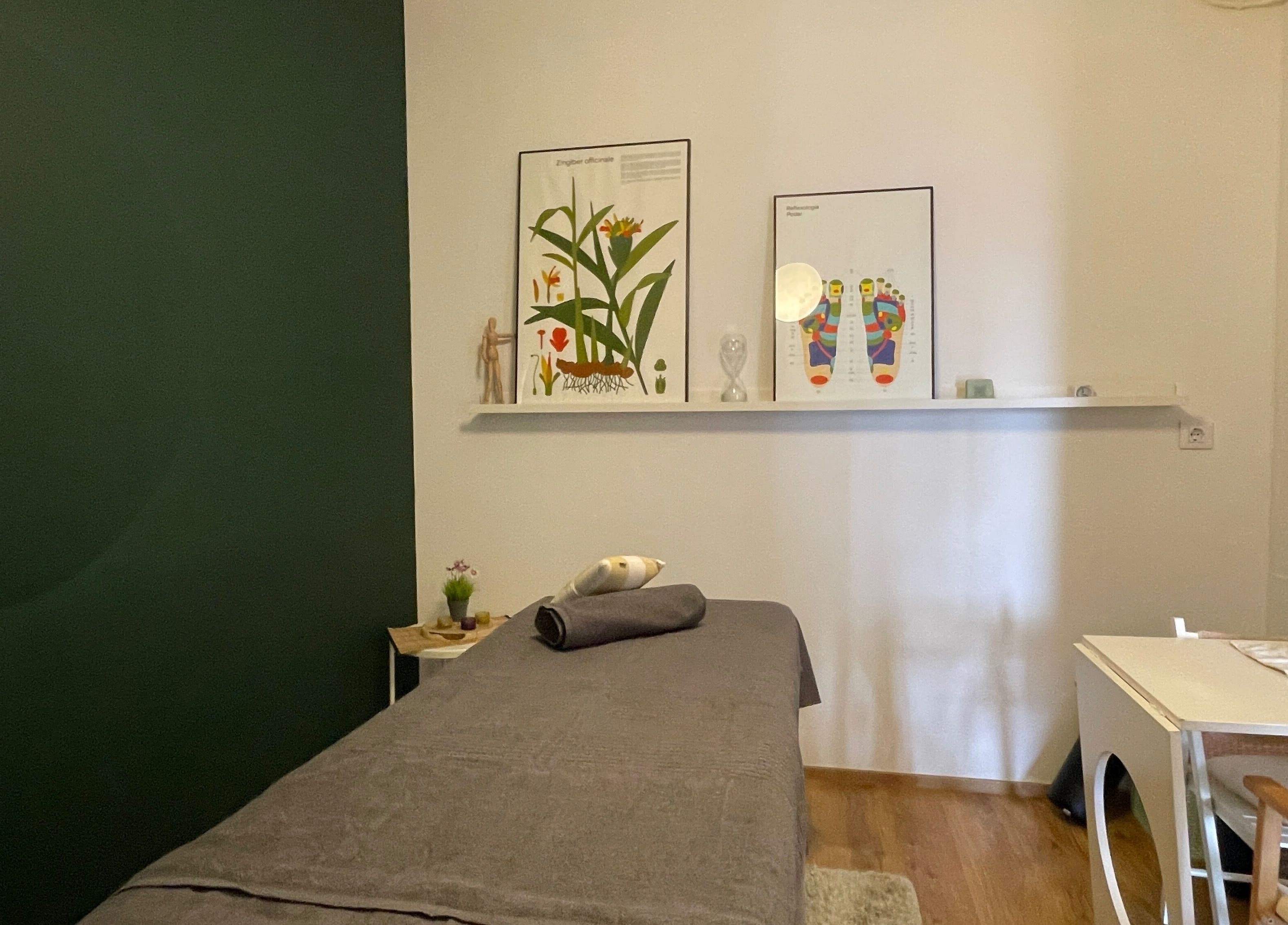 Sala de masajes en Menos es Más • Masajes y Naturopatía by Kristel, Barcelona, Catalunya, ES.