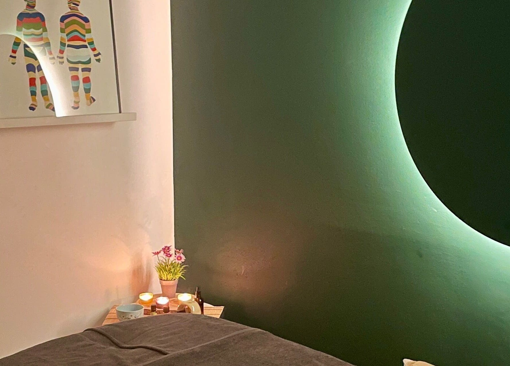 Sala de masaje en Menos es Más • Masajes y Naturopatía by Kristel, Barcelona, Catalunya, ES, con iluminación suave.