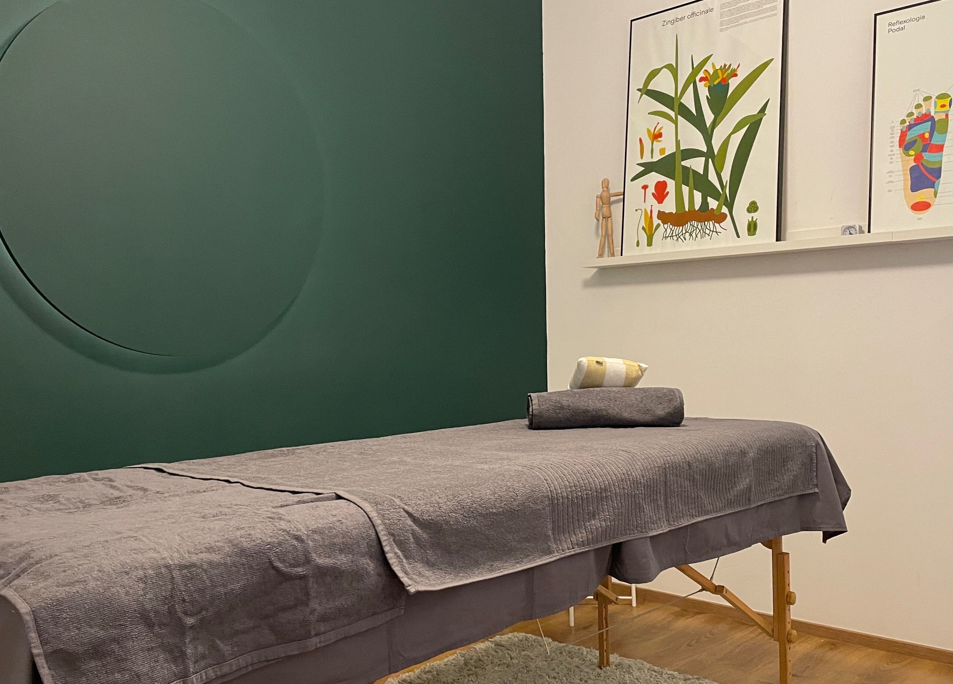 Sala de masajes en Menos es Más • Quiromasaje y Naturopatía by Kristel, Barcelona, Catalunya, ES.