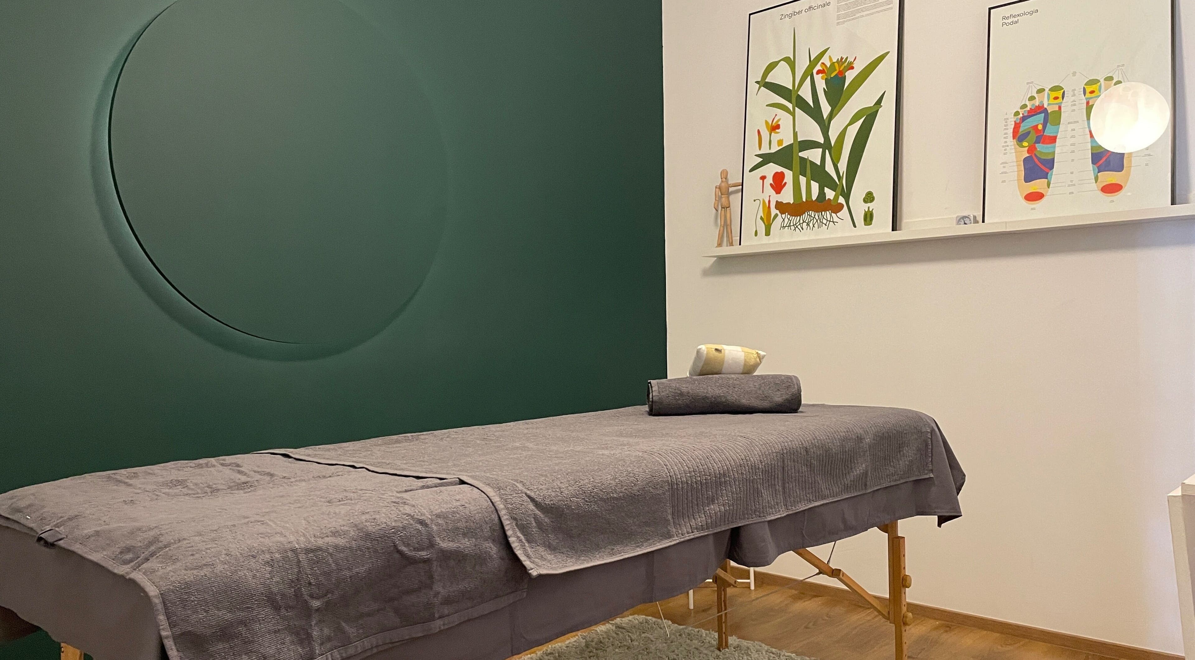 Sala de masajes en Menos es Más • Quiromasaje y Naturopatía by Kristel, Barcelona, Catalunya, ES.