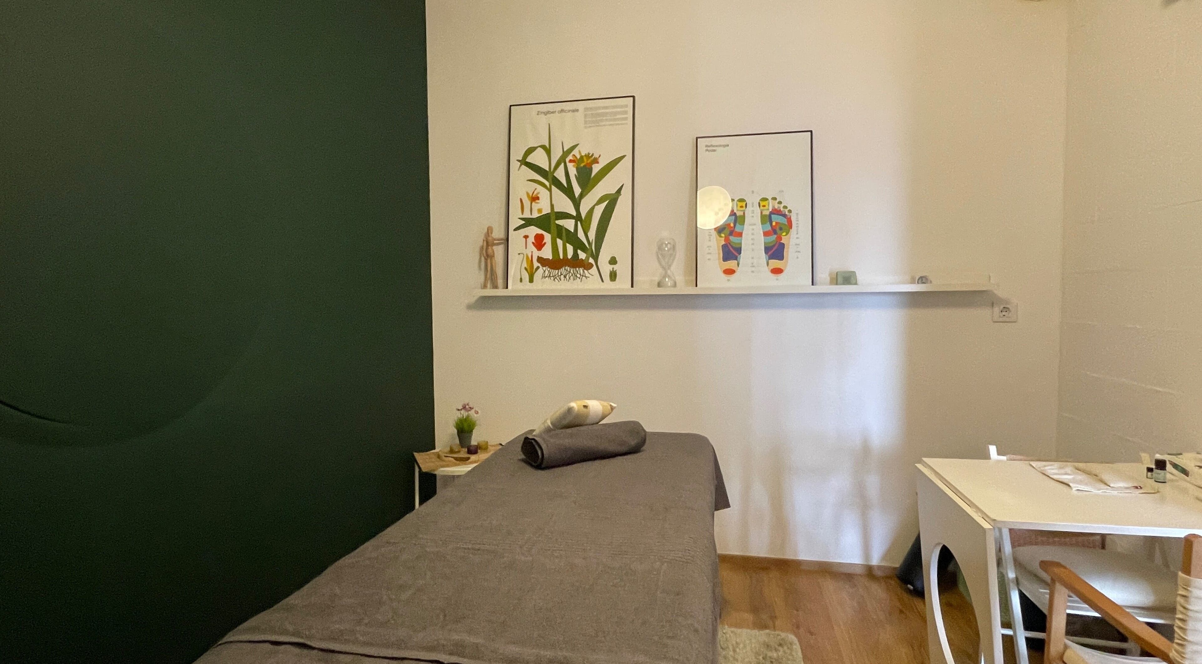 Sala relajante en Menos es Más • Quiromasaje y Naturopatía by Kristel, Barcelona, Catalunya, ES.