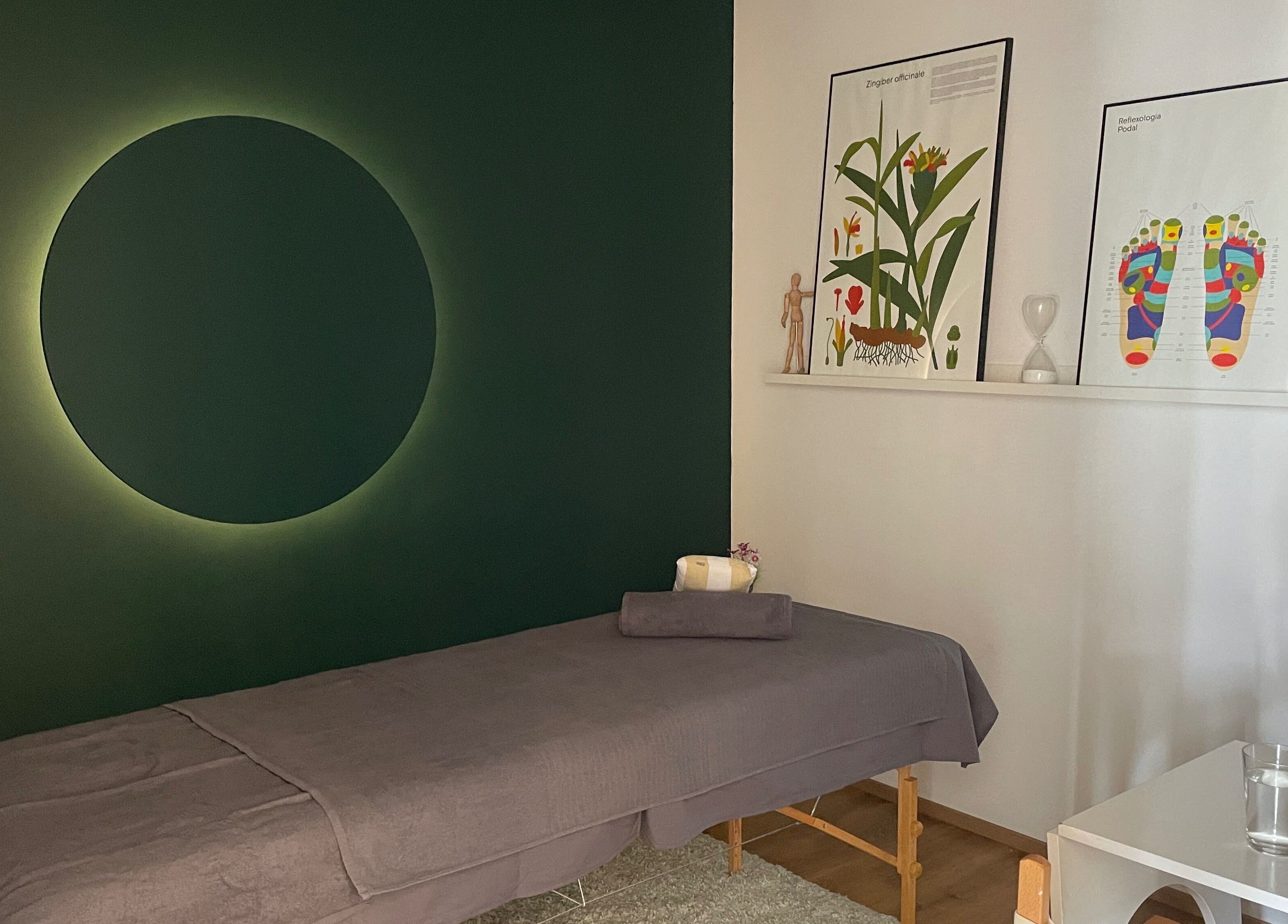 Sala de masaje en Menos es Más • Quiromasaje y Naturopatía by Kristel, Barcelona, Catalunya, ES.