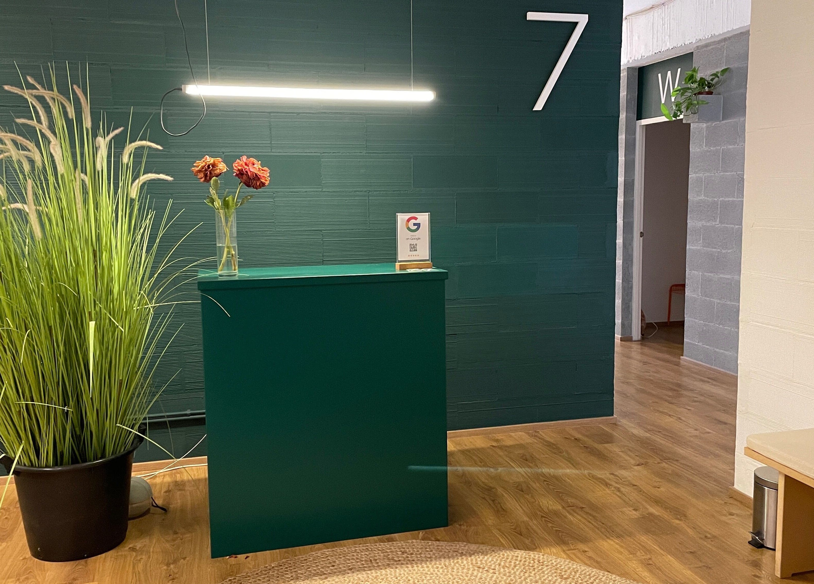 Recepción en Menos es Más • Quiromasaje y Naturopatía by Kristel en Barcelona, Catalunya, ES con decoración natural.